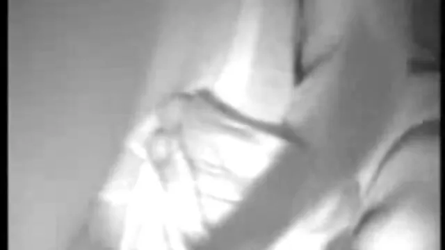 A brasa brinca com os vídeo pornô negra seus dedos selvagens