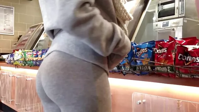 Straight-stepmom and daughter share videos de sexo online gratis artist's cock