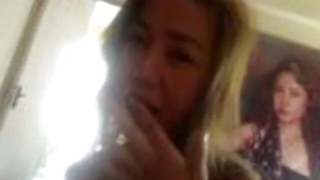 Kaeo sobe as escadas para ser fodido mais ou vídeo pornô de novinha virgem menos