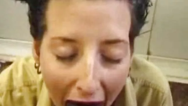 Uma porno so cu rapariga bonita despe-se e fica marota no cam