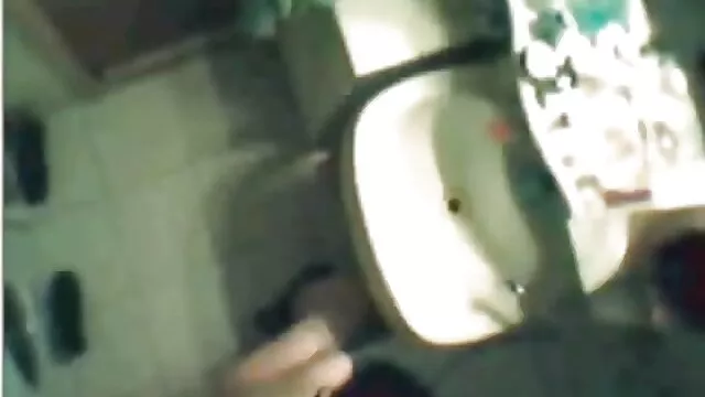 Barbie loira gira faz sexo anal vídeo pornô de mulher negra na natureza