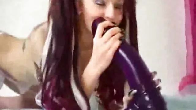 O latino Sexy brinca com vibrador como filme erótico pornô está