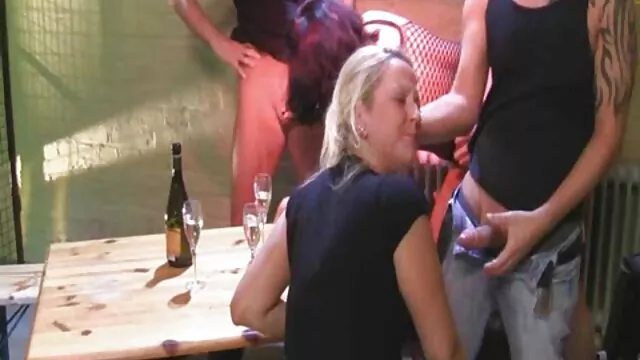 Nolan todo jeitoso vídeo pornô com coroas com uma pila grande e forte masturba-se sozinho.
