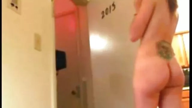 Dona de casa de 20 filme pornô bizarro anos sufocada por uma pila grande
