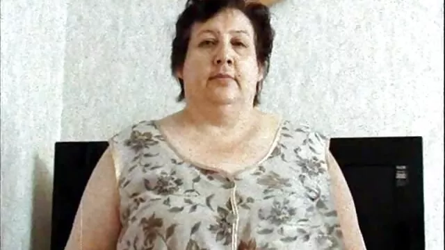 TUSHYRAW ela é viciada em filmes pornô com animais depilar