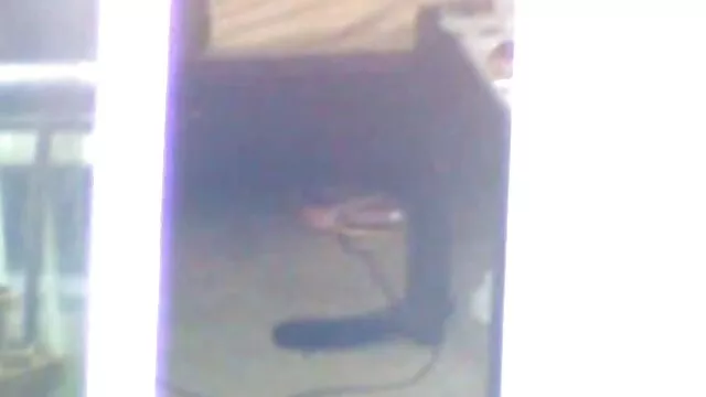 Um tipo giro enche-lhe o rabo com bolas de sexo filme porno caseiro na banheira.