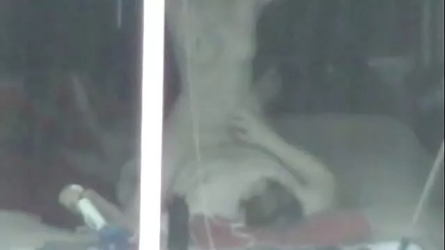 A miúda vídeo pornô só de mulher bronzeada fica louca por uma pila dura.