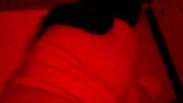 Uma mulher loura muito velha monta filme pornô com mulher morena a pila