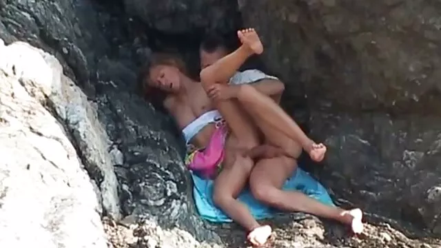 Loira excitada despe-se e masturba-se com a sua rata carnuda. vídeo pornô de viviane araújo