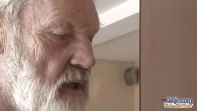 Um tipo jeitoso com um belo vídeo pornô com velho rabo e um corte.