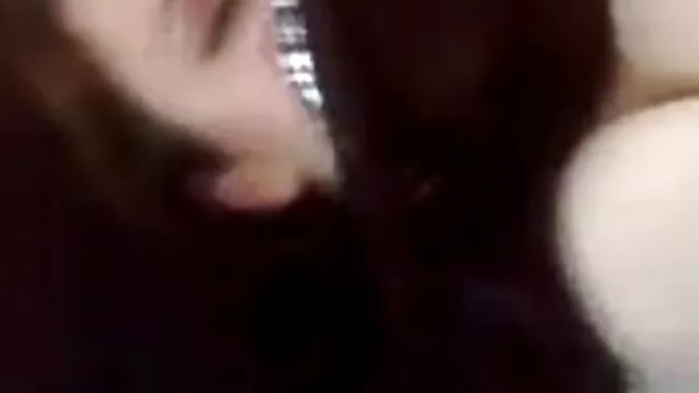 Adolescente fumegante masturba-se em vídeo POV quero assistir filme de sexo ao vivo