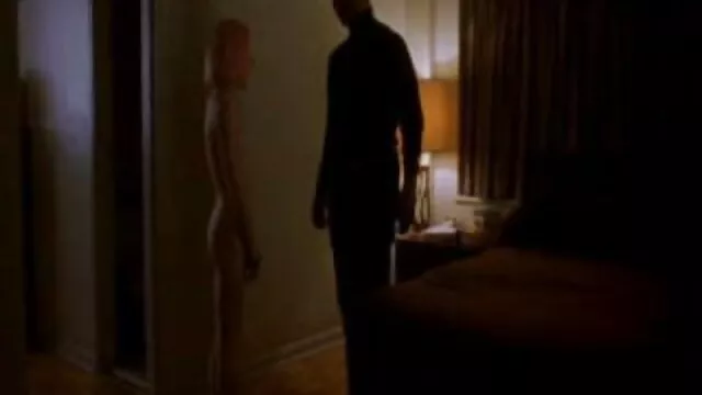 Os homens masturbam-se enquanto a vídeo de sexo pornográfico Milf chupa pilas