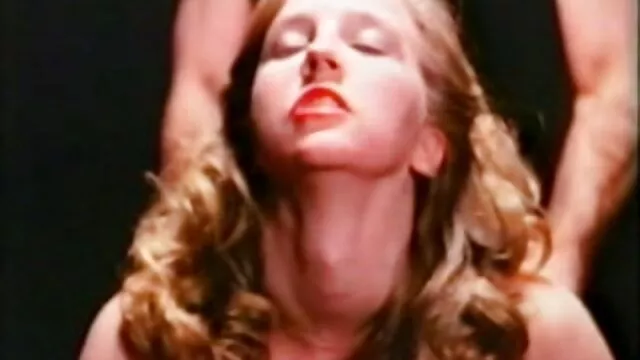Uma esposa quero ver vídeo pornô ao vivo infiel faz um broche sexy ao vizinho.