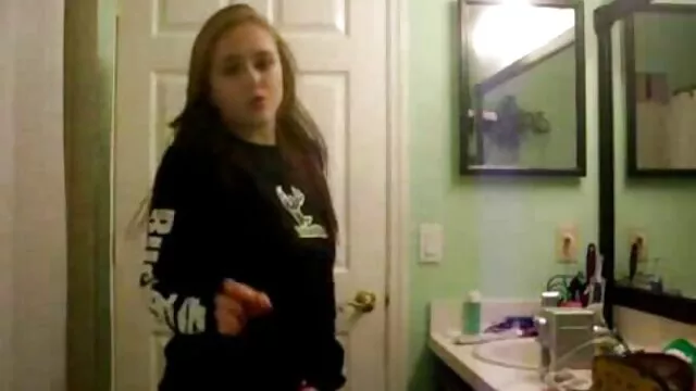 O homem sexo caseiro ao vivo mais sortudo é fodido por Josie Burns