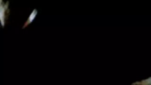 Gina Cherie Yanks esfrega o clitóris. ver filme porno