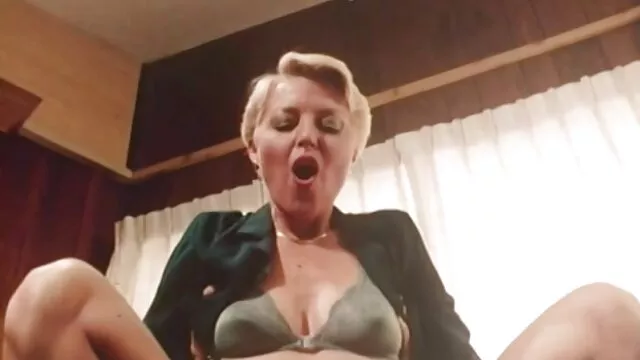 A Busty Tatiana bateu-lhe no vídeo de pornô de mulher com mulher rabo.