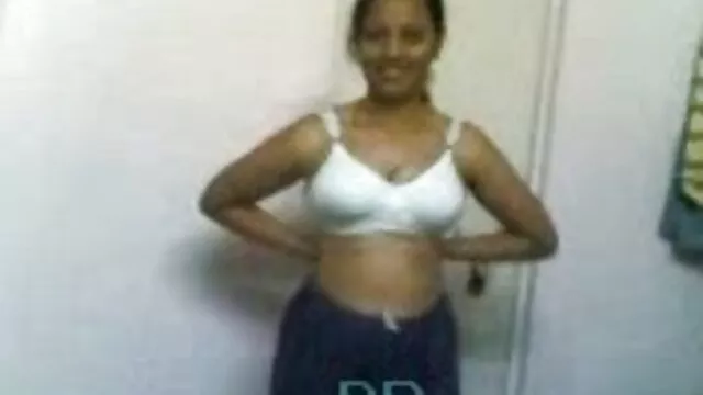 Linda ruiva babe masturba-se com a vídeo pornô tio comendo sobrinha sua rata molhada