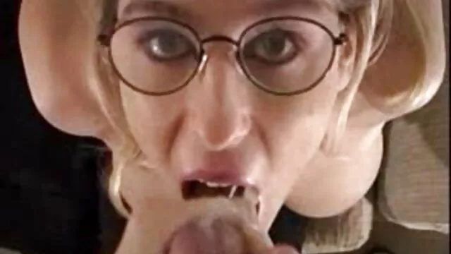 2 raparigas bonitas desafiam-se umas às video sexo 2020 outras no jogo de Despir