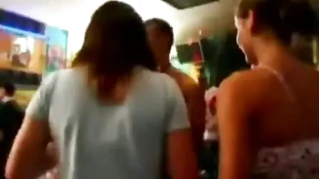O Twink mexe com filme pornô homem o seu parceiro mais ou menos antes do jizz no Chupa-Chupa.