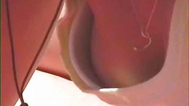 Ela masturba-se e filmes pornô brasileirinhas tem um orgasmo com a pila na boca, e depois engole tudo!