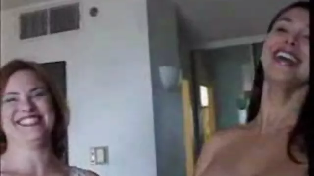 A loira alta está pronta para encher porno caseiro caiu na net a rata num vídeo Amador.