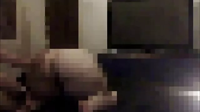 Encharcado e filme vídeo pornô encharcado no sofá