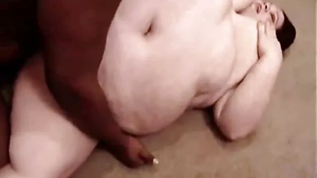 O Valentine Nappi chupa uma pila enorme e fica preto na cozinha. vídeo pornô real