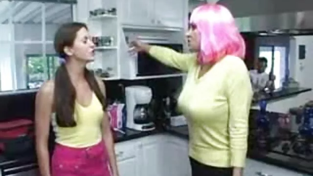 As porno novinha e velho Lésbicas dão prazer umas às outras.