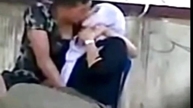 Uma rapariga bonita masturba-se com a rata porno brasileira à frente da Câmara.
