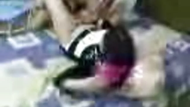 A filme pornô de mulher com cachorro masturbar-se na webcam