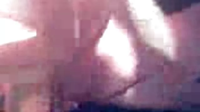 Jovem de olhos vendados tira vídeo porno mãe e filho a sua parte quente de esperma depois de bater uma