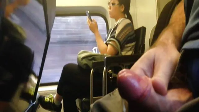 Loura submissa com mordaça de couro passa por um intenso jogo vídeo pornô tio comendo a sobrinha de Ratas.